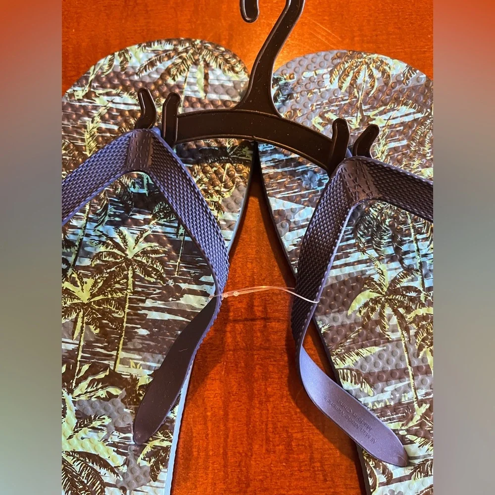 Men’s flip flops Hawaiian/ tropical/ beach print. Blue and green. Sz 10-11. NWT